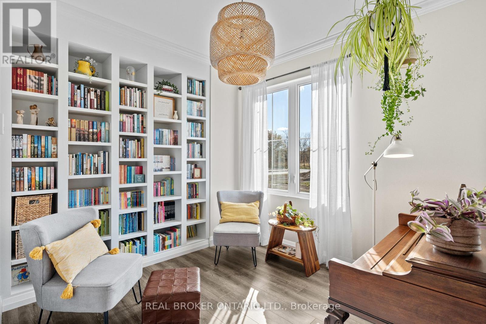 92 Ivy Crescent, Thorold, Ontario  L2V 0J9 - Photo 8 - X12494254