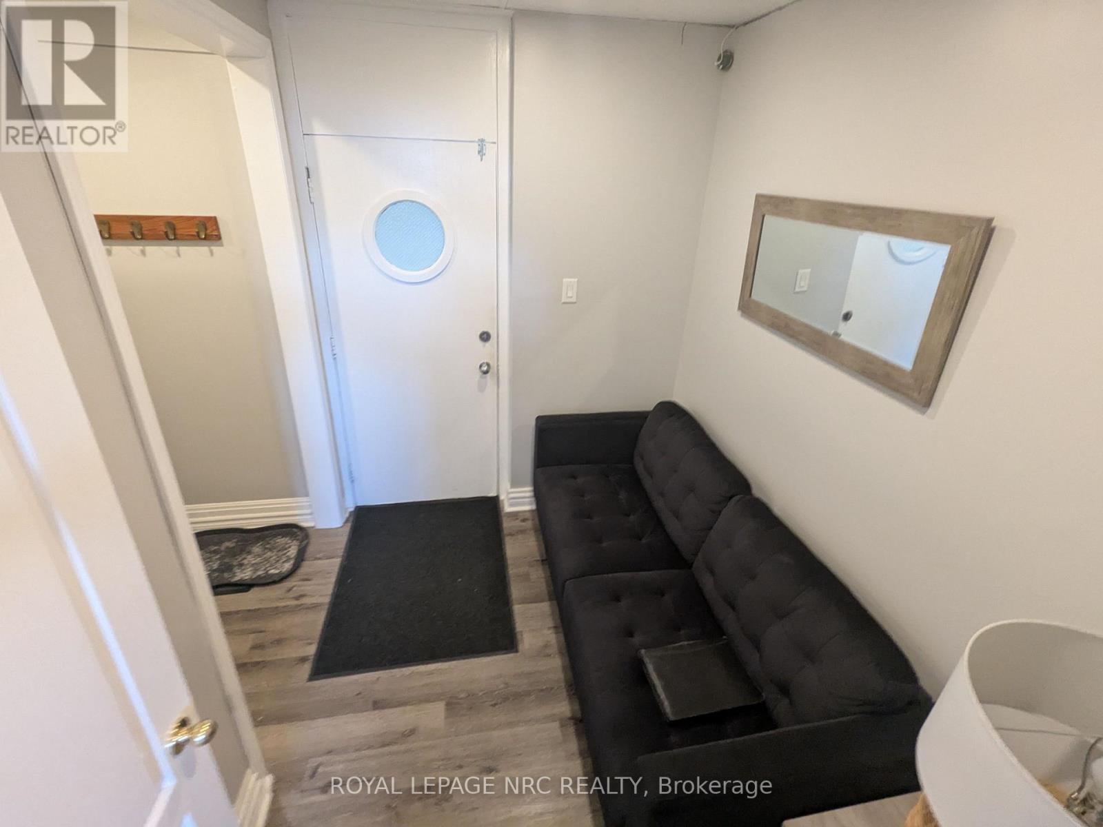 203 - 6150 Valley Way, Niagara Falls, Ontario  L2E 1Y3 - Photo 3 - X12497514