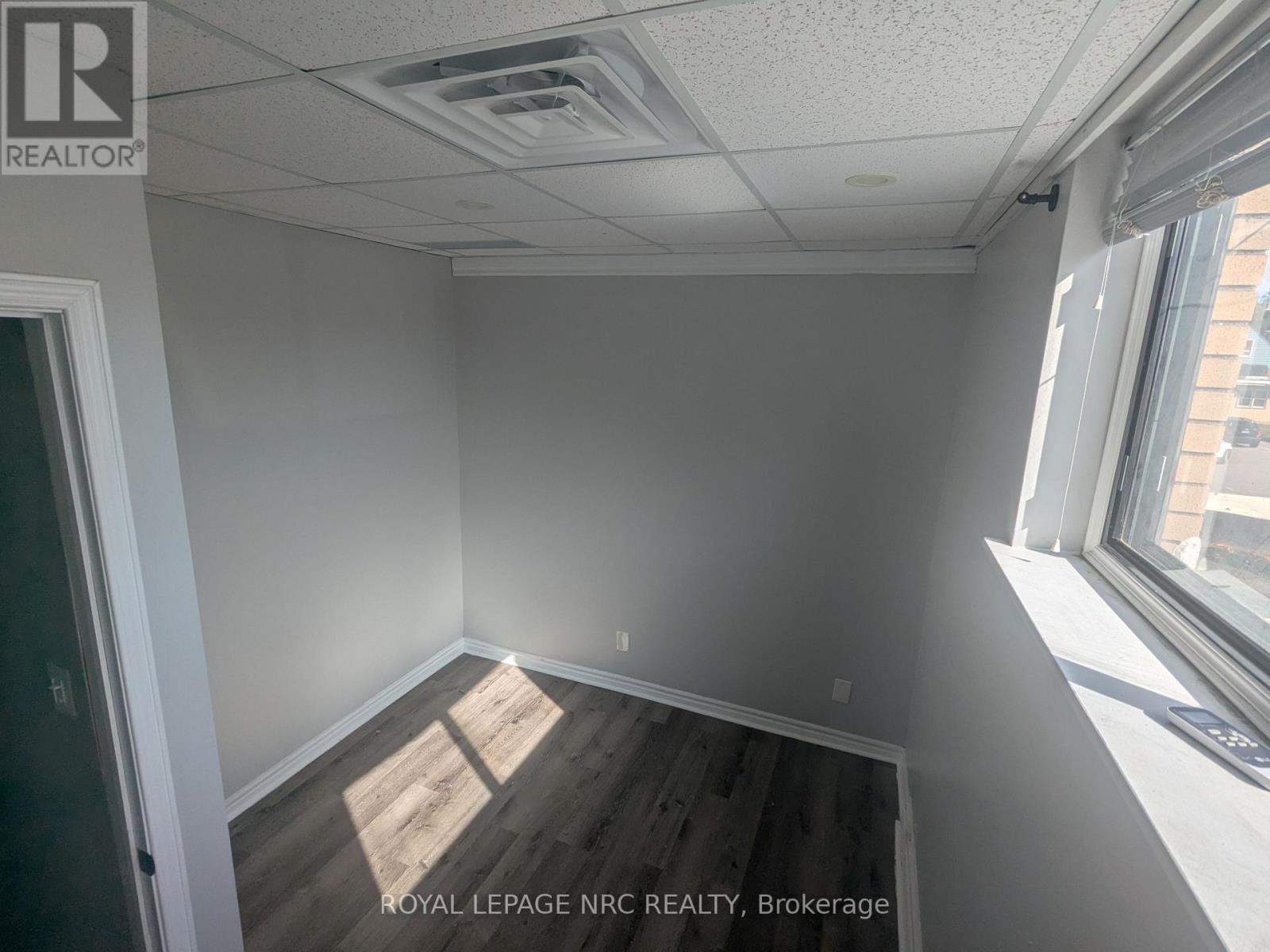 203 - 6150 Valley Way, Niagara Falls, Ontario  L2E 1Y3 - Photo 4 - X12497514