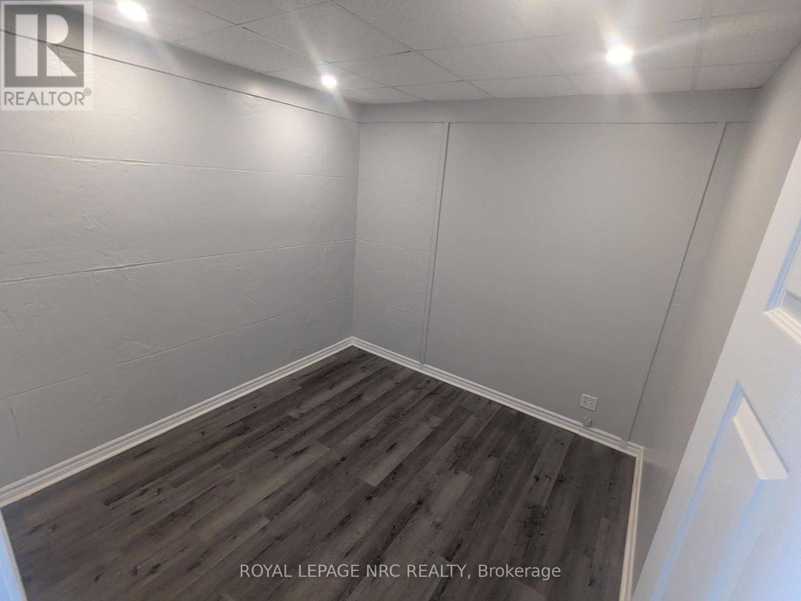 203 - 6150 Valley Way, Niagara Falls, Ontario  L2E 1Y3 - Photo 5 - X12497514