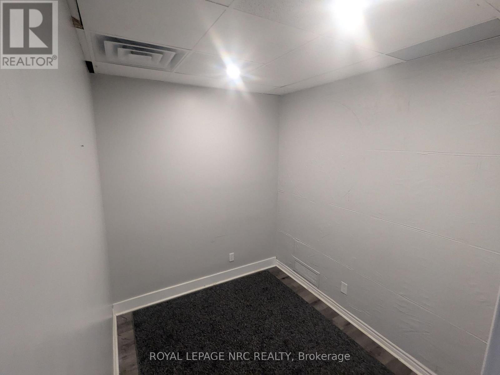 203 - 6150 Valley Way, Niagara Falls, Ontario  L2E 1Y3 - Photo 6 - X12497514