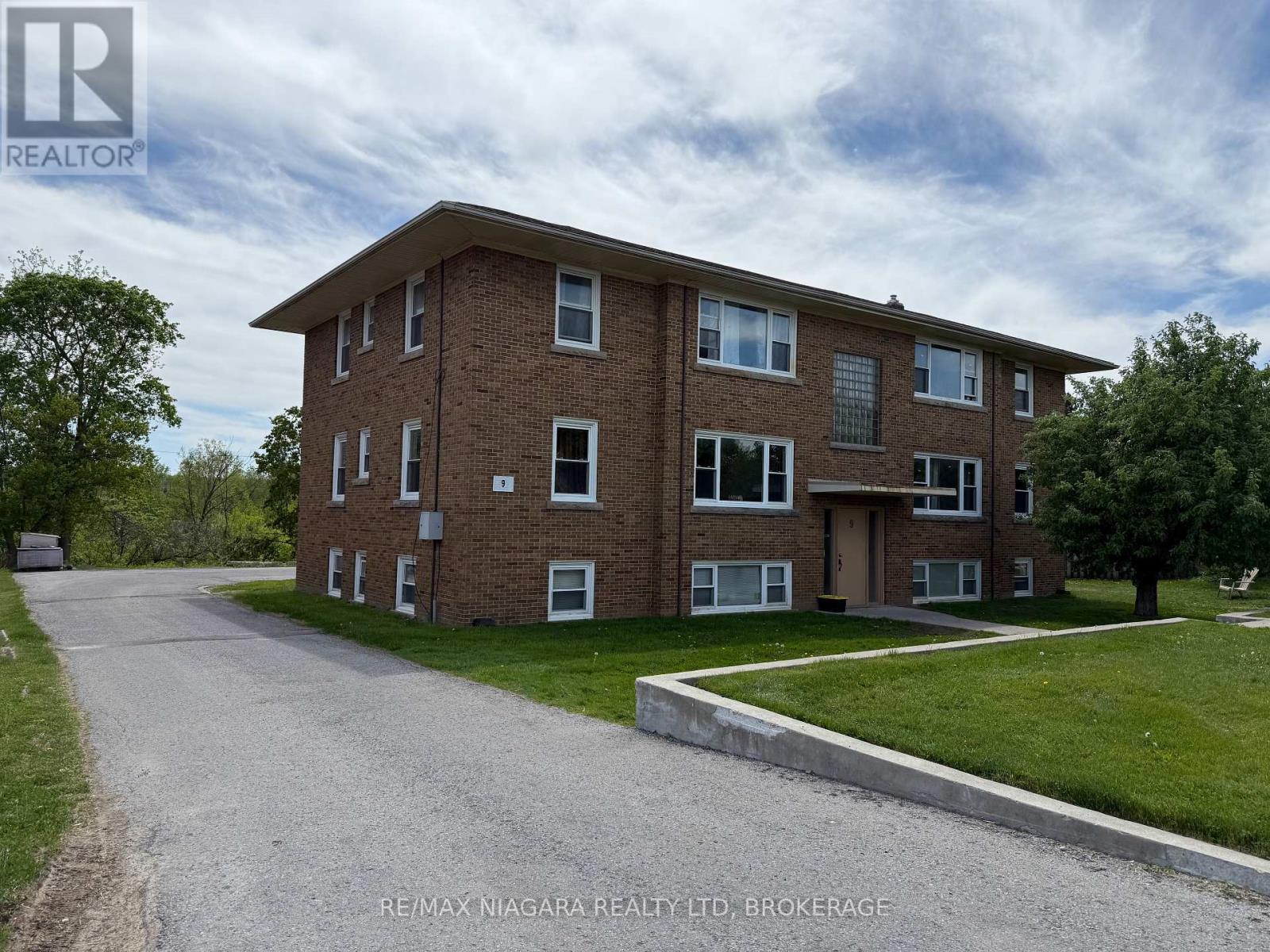 1 - 9 Riverview Boulevard, St. Catharines, Ontario  L2T 3L5 - Photo 2 - X12501086