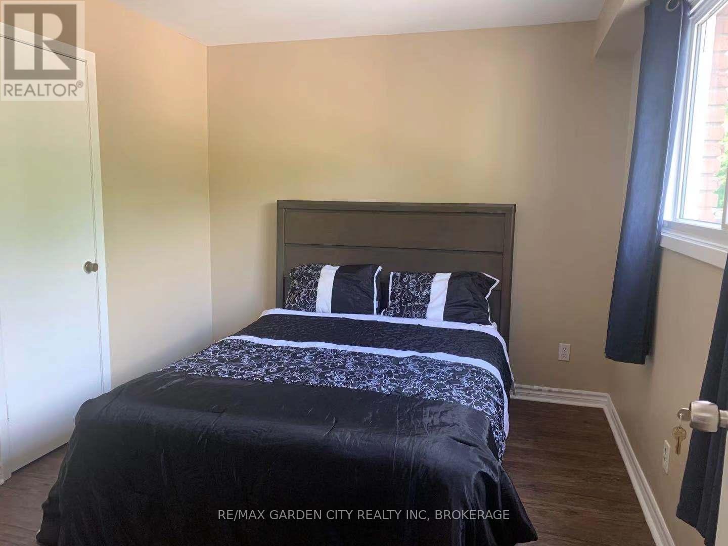 358-360 Glenridge Avenue, St. Catharines, Ontario  L2T 3K7 - Photo 6 - X12502486