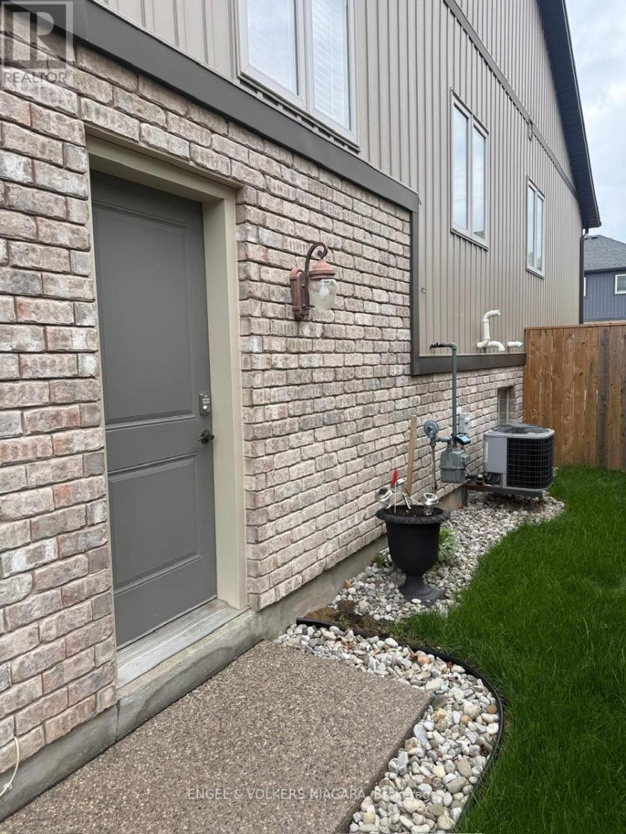 9285 Eagle Ridge Drive N, Niagara Falls, Ontario  L2H 0G4 - Photo 2 - X12504972