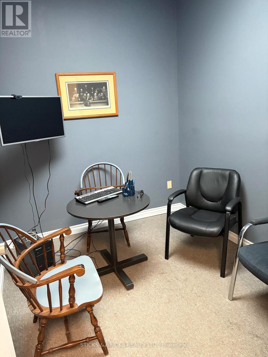 301 - 4673 Ontario Avenue, Niagara Falls, Ontario  L2E 3R1 - Photo 3 - X12508582