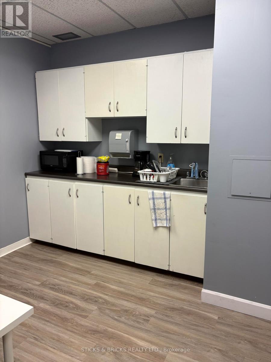 301 - 4673 Ontario Avenue, Niagara Falls, Ontario  L2E 3R1 - Photo 4 - X12508582
