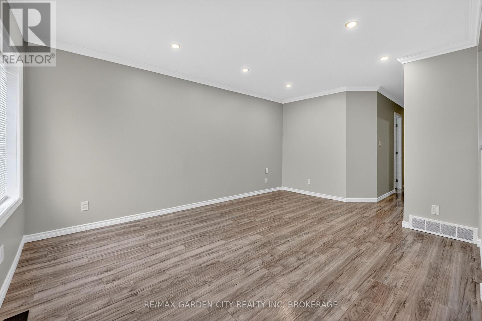 210 Wright Street, Welland, Ontario  L3B 2K3 - Photo 9 - X12520402