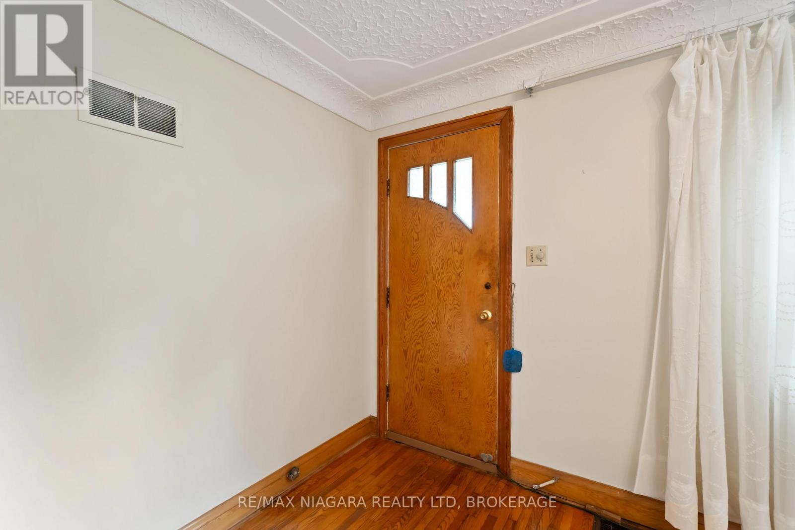 506 Harriet Street, Welland, Ontario  L3B 2J1 - Photo 4 - X12520424