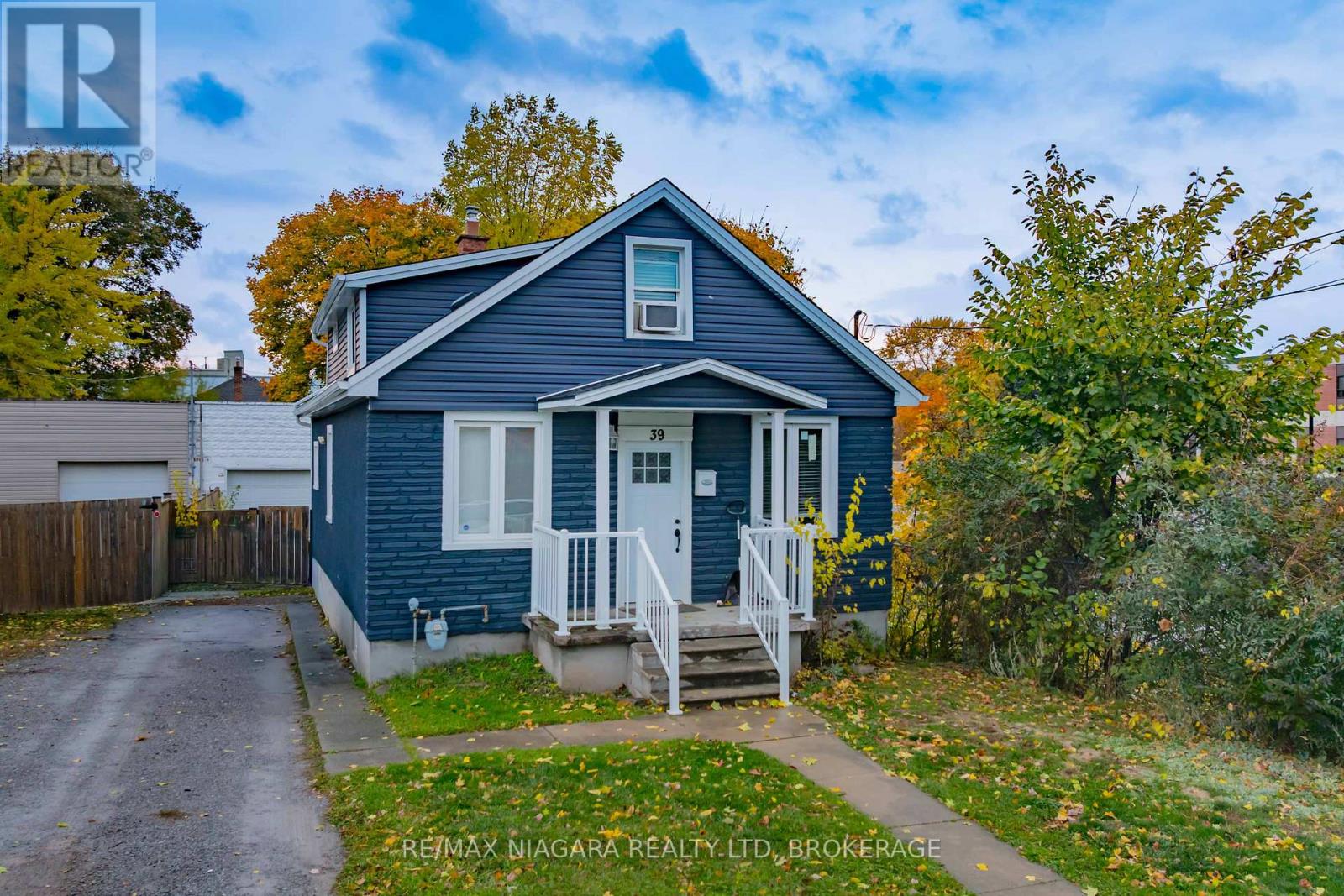 UPPER - 39 CARLETON STREET N, Thorold, Ontario