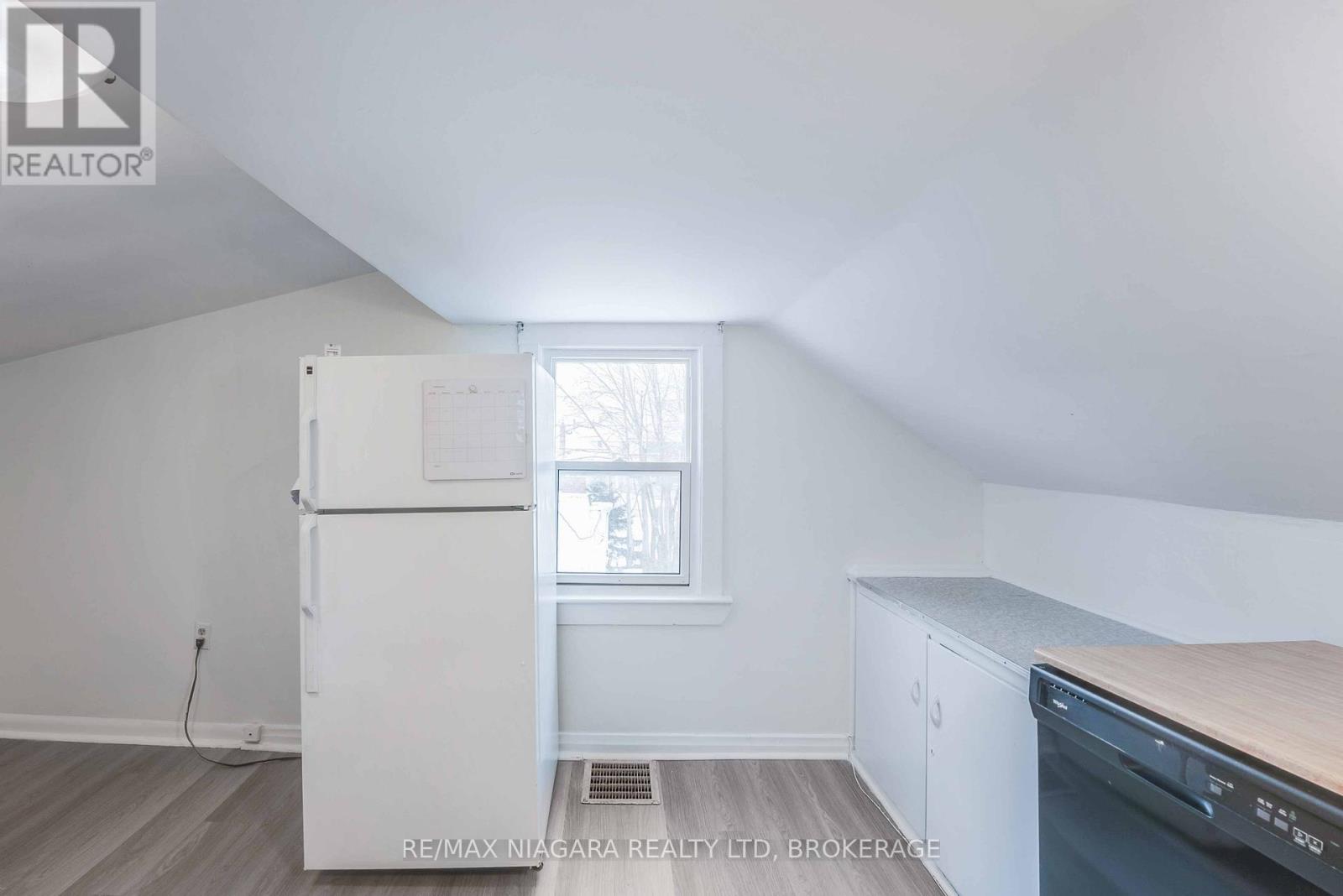 Upper - 39 Carleton Street N, Thorold, Ontario  L2V 2A6 - Photo 15 - X12521320