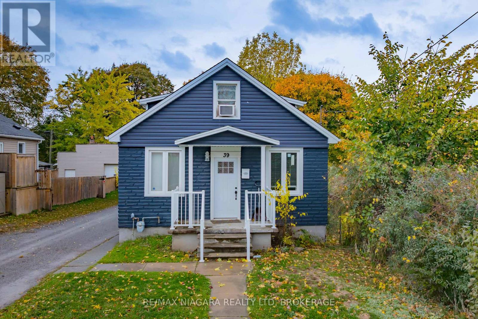 Upper - 39 Carleton Street N, Thorold, Ontario  L2V 2A6 - Photo 2 - X12521320