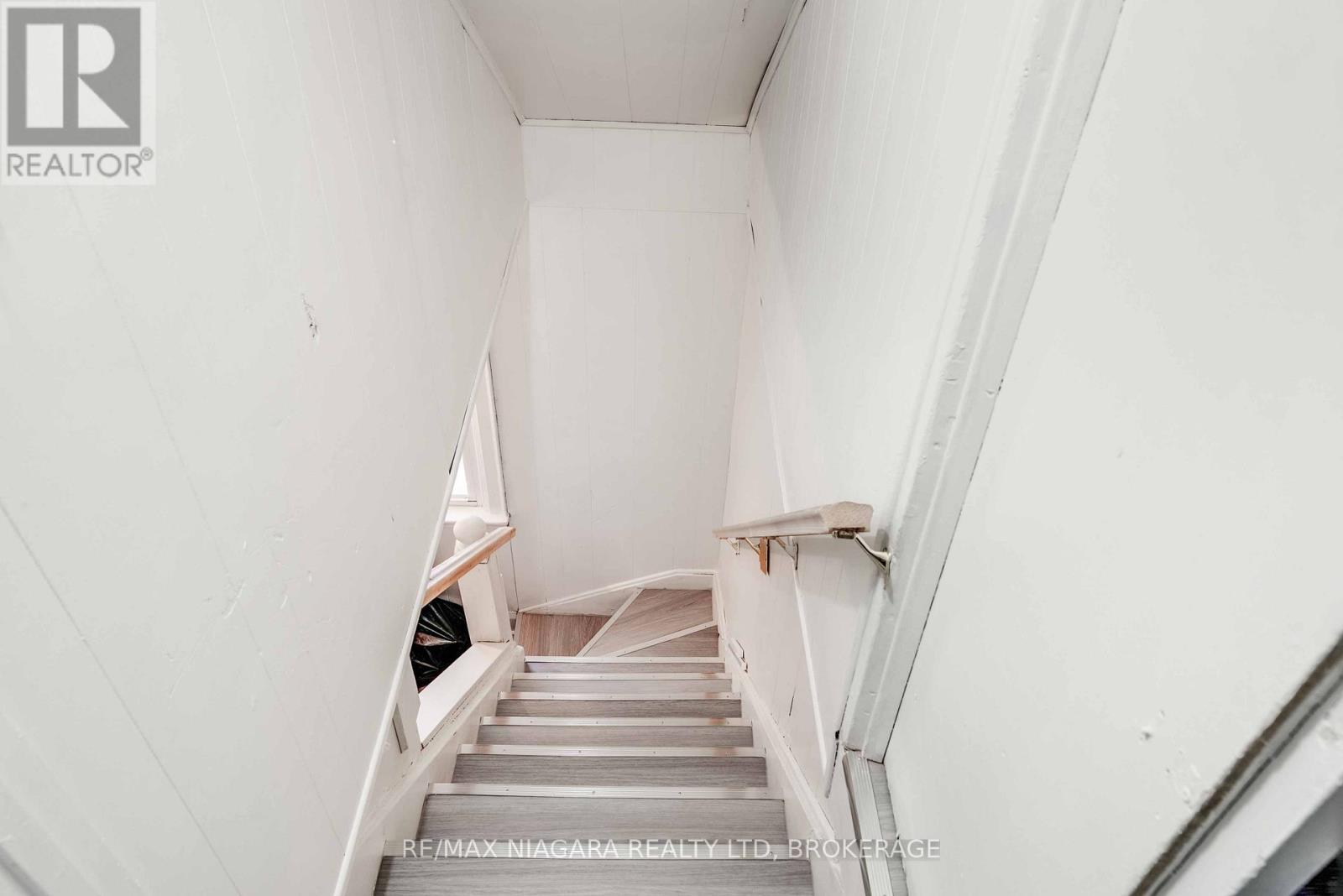 Upper - 39 Carleton Street N, Thorold, Ontario  L2V 2A6 - Photo 4 - X12521320