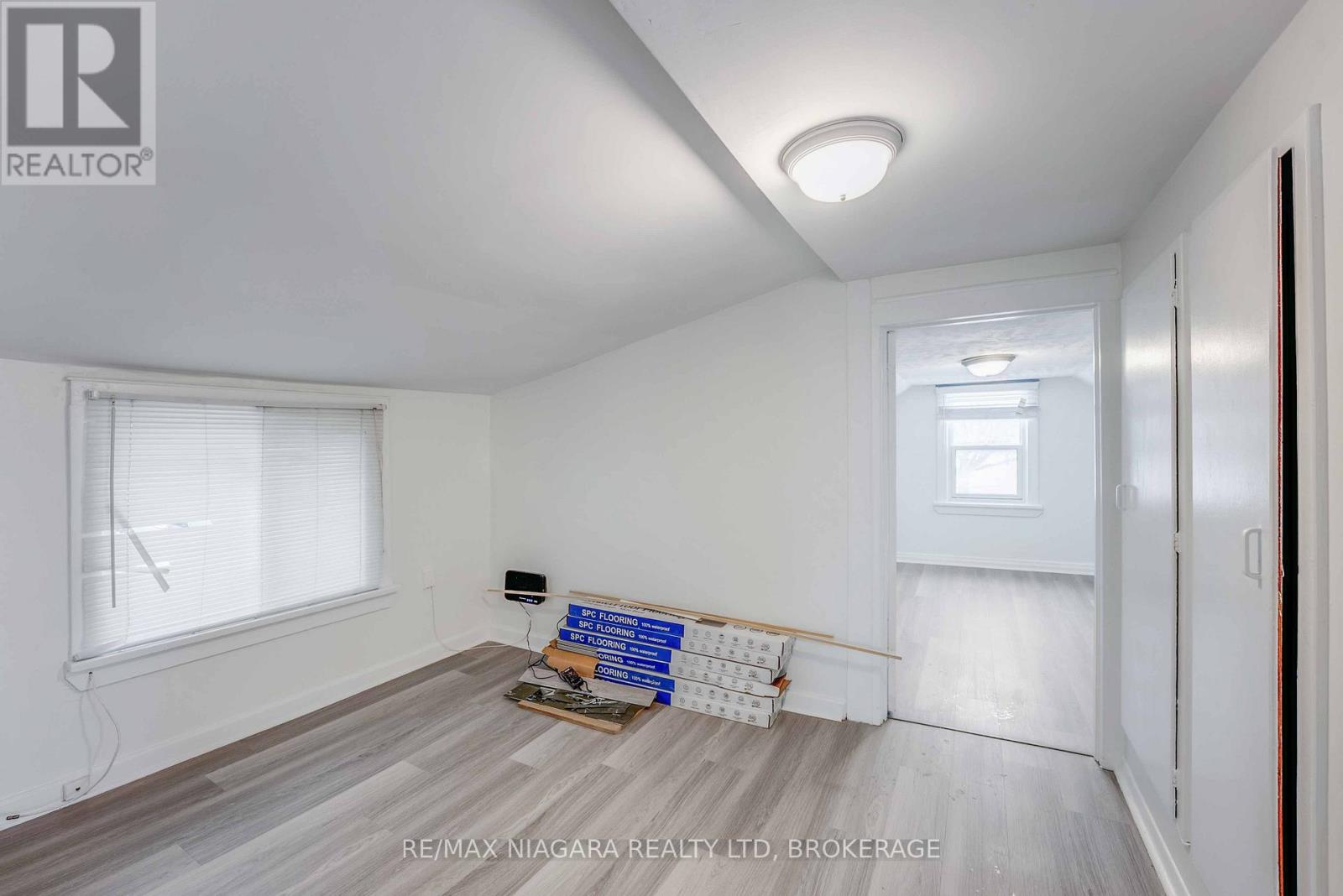 Upper - 39 Carleton Street N, Thorold, Ontario  L2V 2A6 - Photo 5 - X12521320