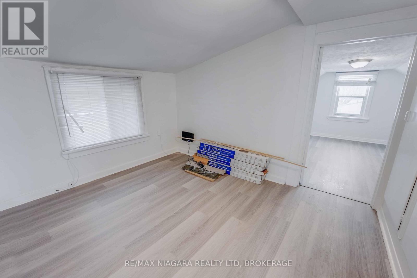 Upper - 39 Carleton Street N, Thorold, Ontario  L2V 2A6 - Photo 6 - X12521320