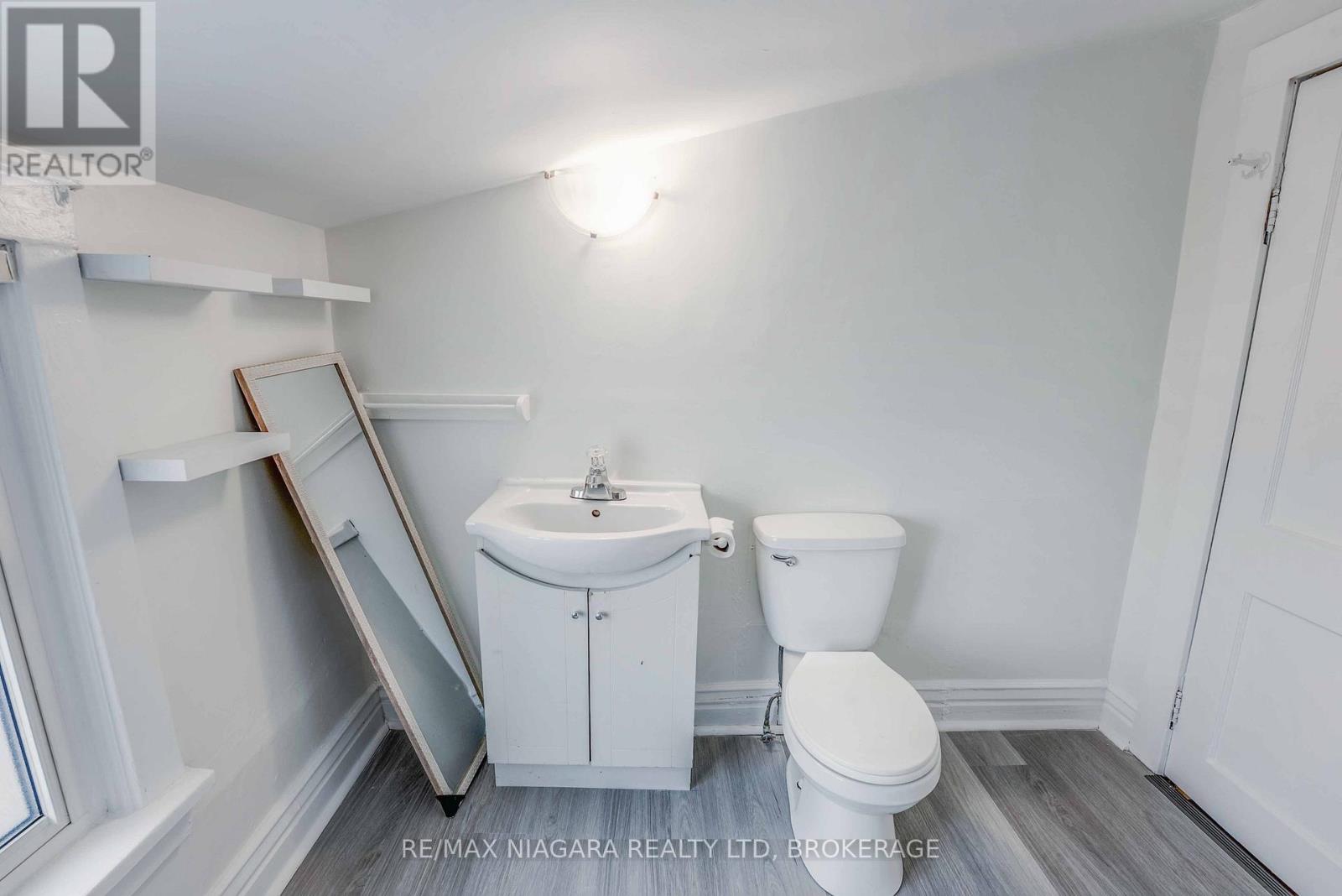 Upper - 39 Carleton Street N, Thorold, Ontario  L2V 2A6 - Photo 8 - X12521320