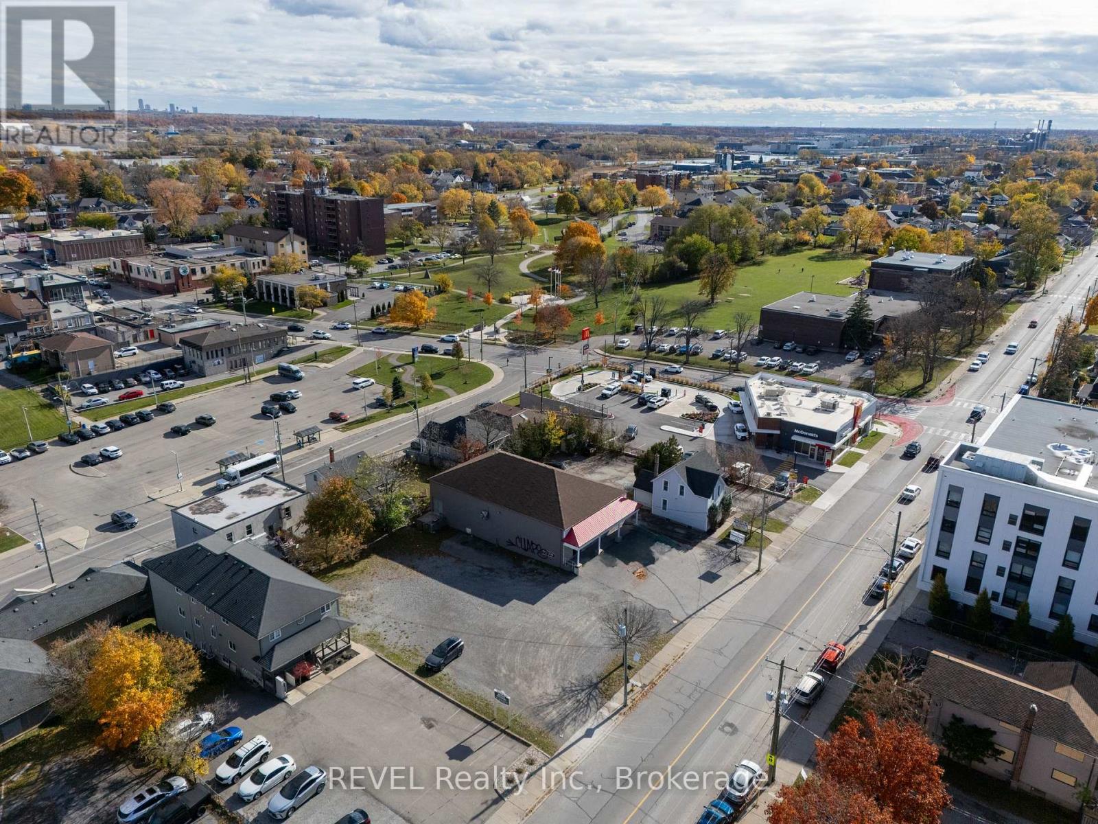 26 Pine Street, Thorold, Ontario  L2V 3L2 - Photo 2 - X12525066