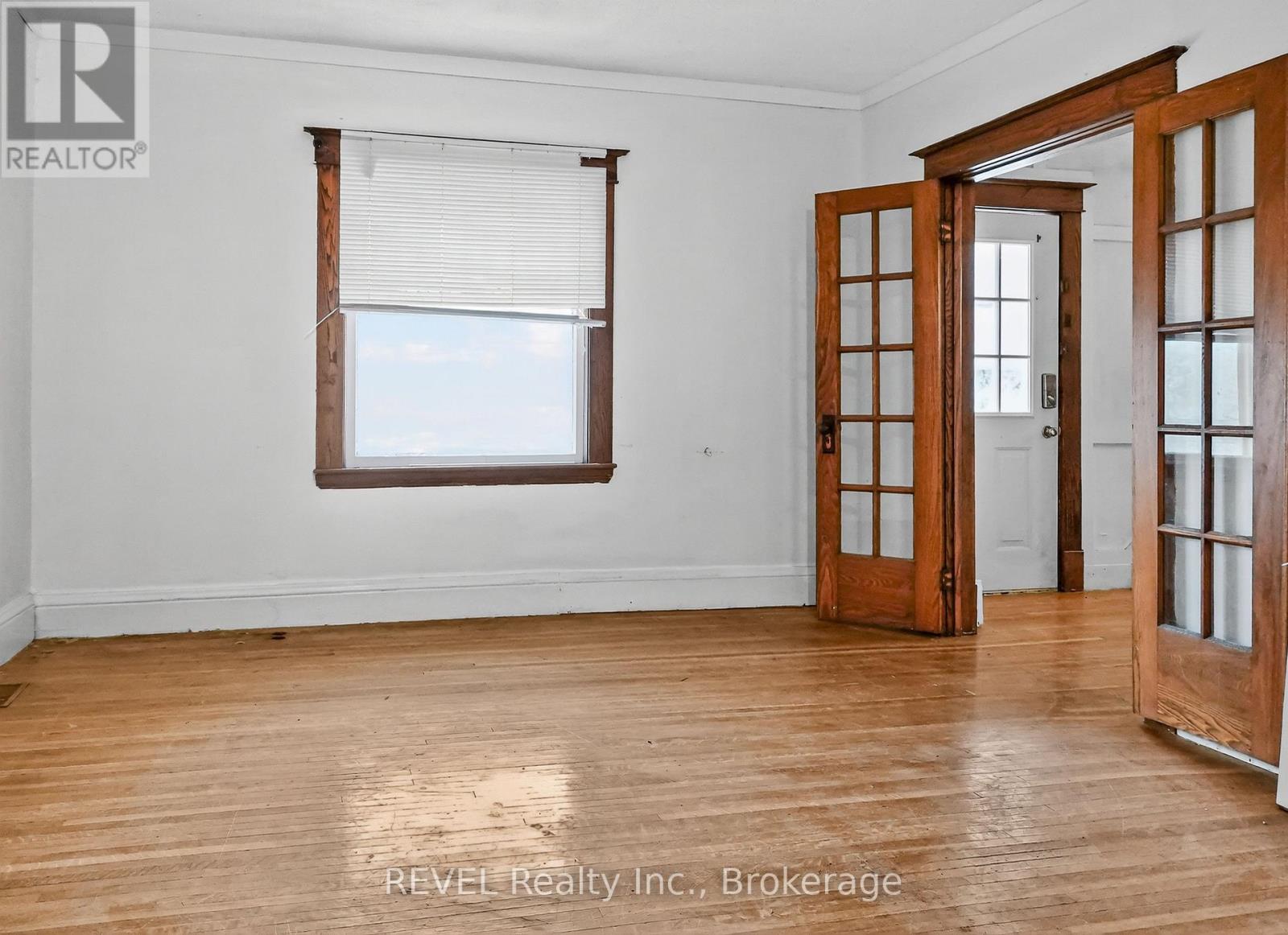 303 Merritt Street, St. Catharines, Ontario  L2T 1K1 - Photo 3 - X12525404