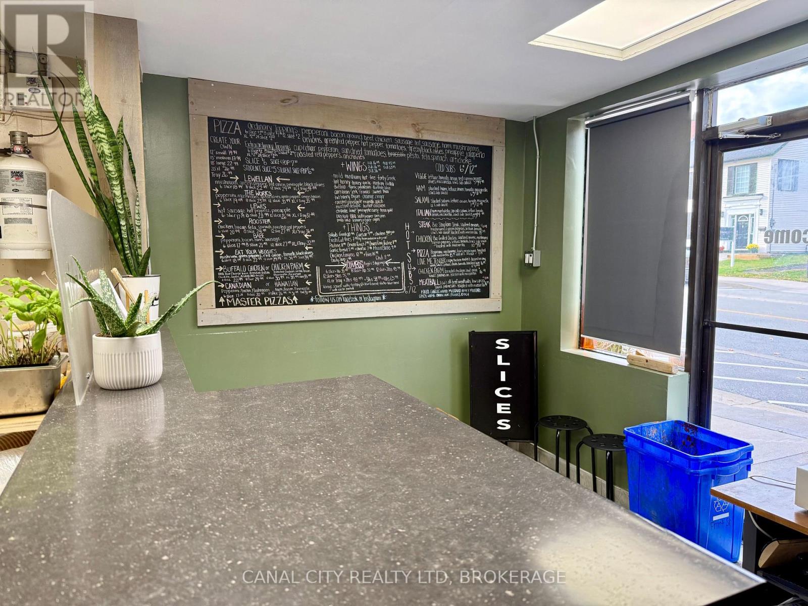 32 Front Street N, Thorold, Ontario  L2V 1X5 - Photo 3 - X12522506