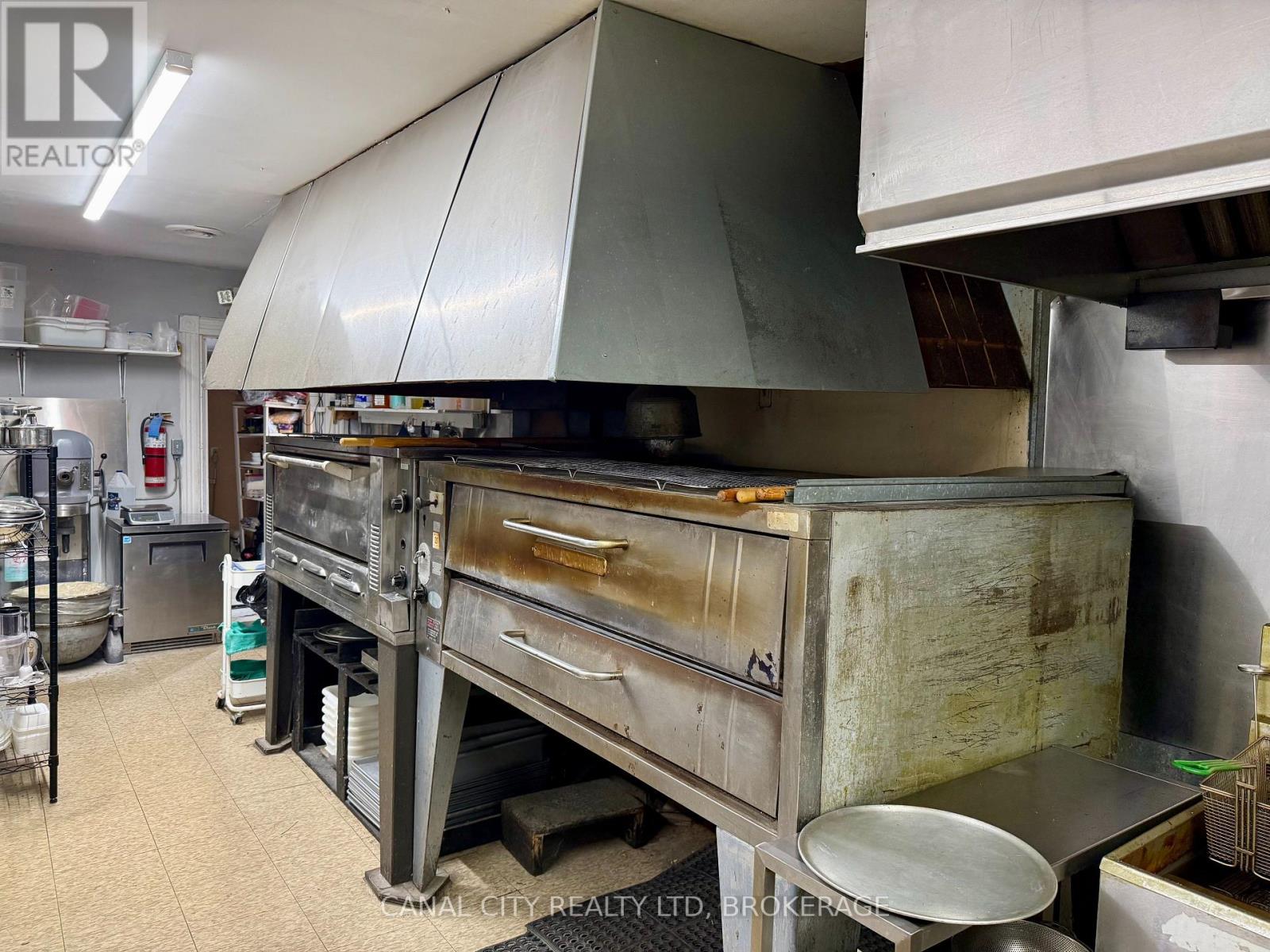 32 Front Street N, Thorold, Ontario  L2V 1X5 - Photo 5 - X12522506