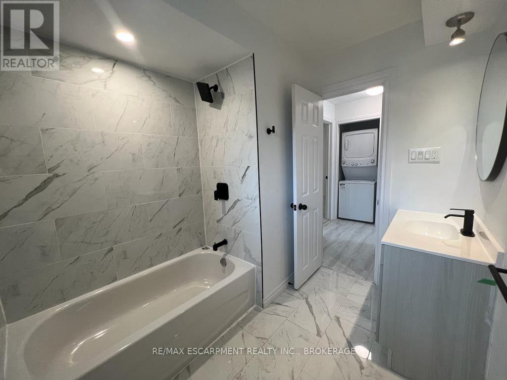 Upper - 22 Macoomb Drive, Welland, Ontario  L3C 5T9 - Photo 14 - X12528130