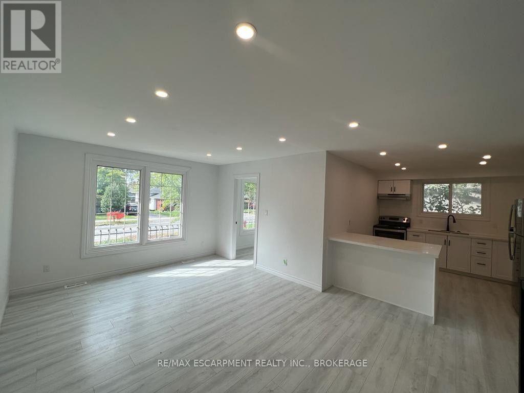 Upper - 22 Macoomb Drive, Welland, Ontario  L3C 5T9 - Photo 3 - X12528130