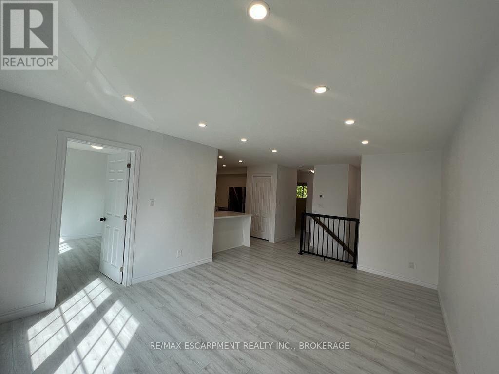 Upper - 22 Macoomb Drive, Welland, Ontario  L3C 5T9 - Photo 4 - X12528130