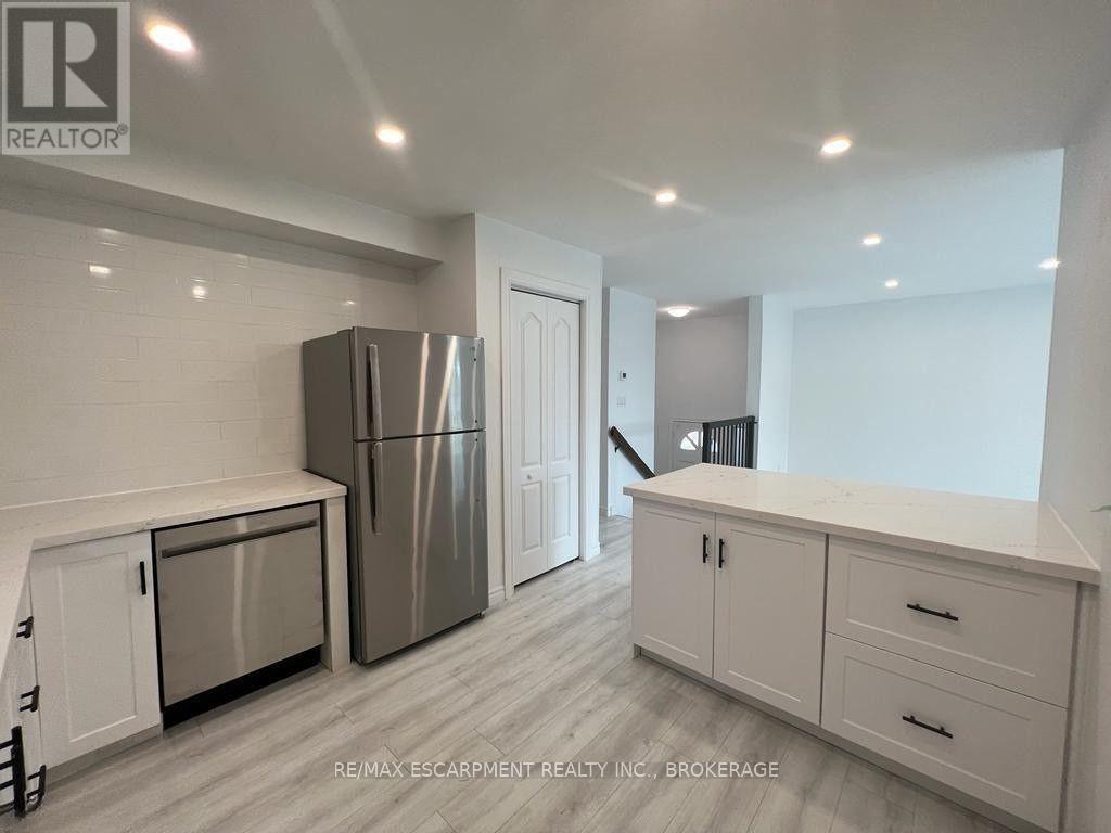 Upper - 22 Macoomb Drive, Welland, Ontario  L3C 5T9 - Photo 6 - X12528130