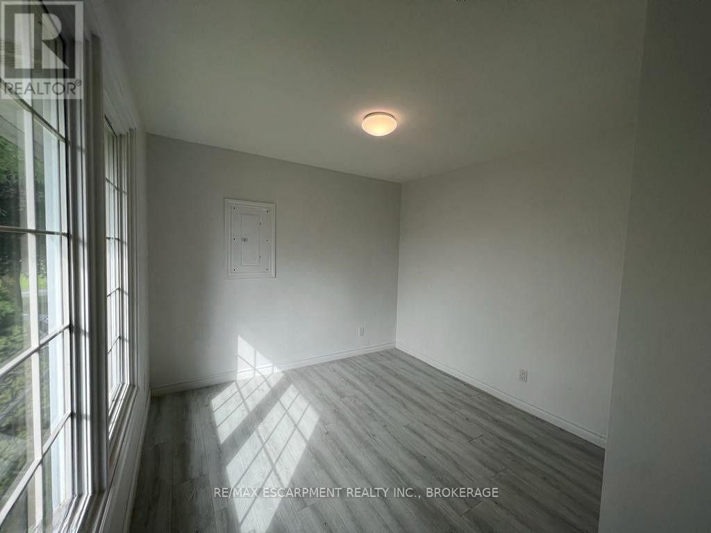 Upper - 22 Macoomb Drive, Welland, Ontario  L3C 5T9 - Photo 7 - X12528130