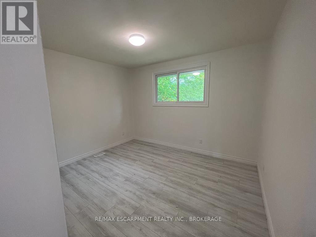 Upper - 22 Macoomb Drive, Welland, Ontario  L3C 5T9 - Photo 9 - X12528130