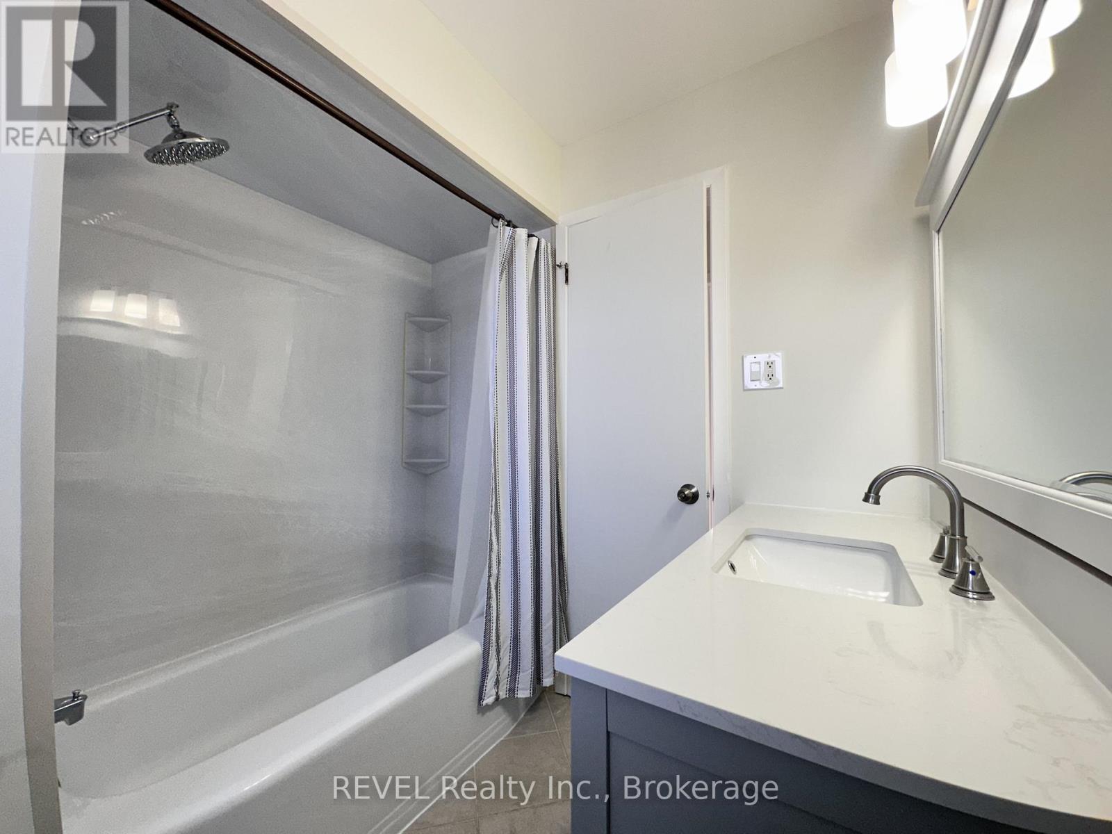 Upper - 7109 Jill Drive, Niagara Falls, Ontario  L2G 7C9 - Photo 13 - X12533364