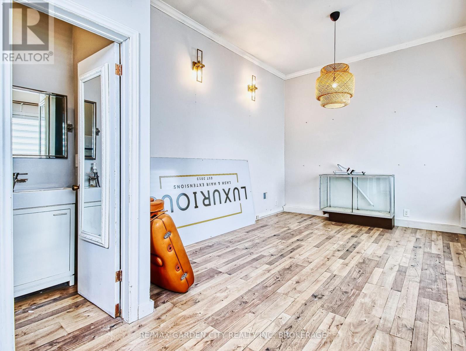 144 Welland Avenue, St. Catharines, Ontario  L2R 2N6 - Photo 3 - X12539760