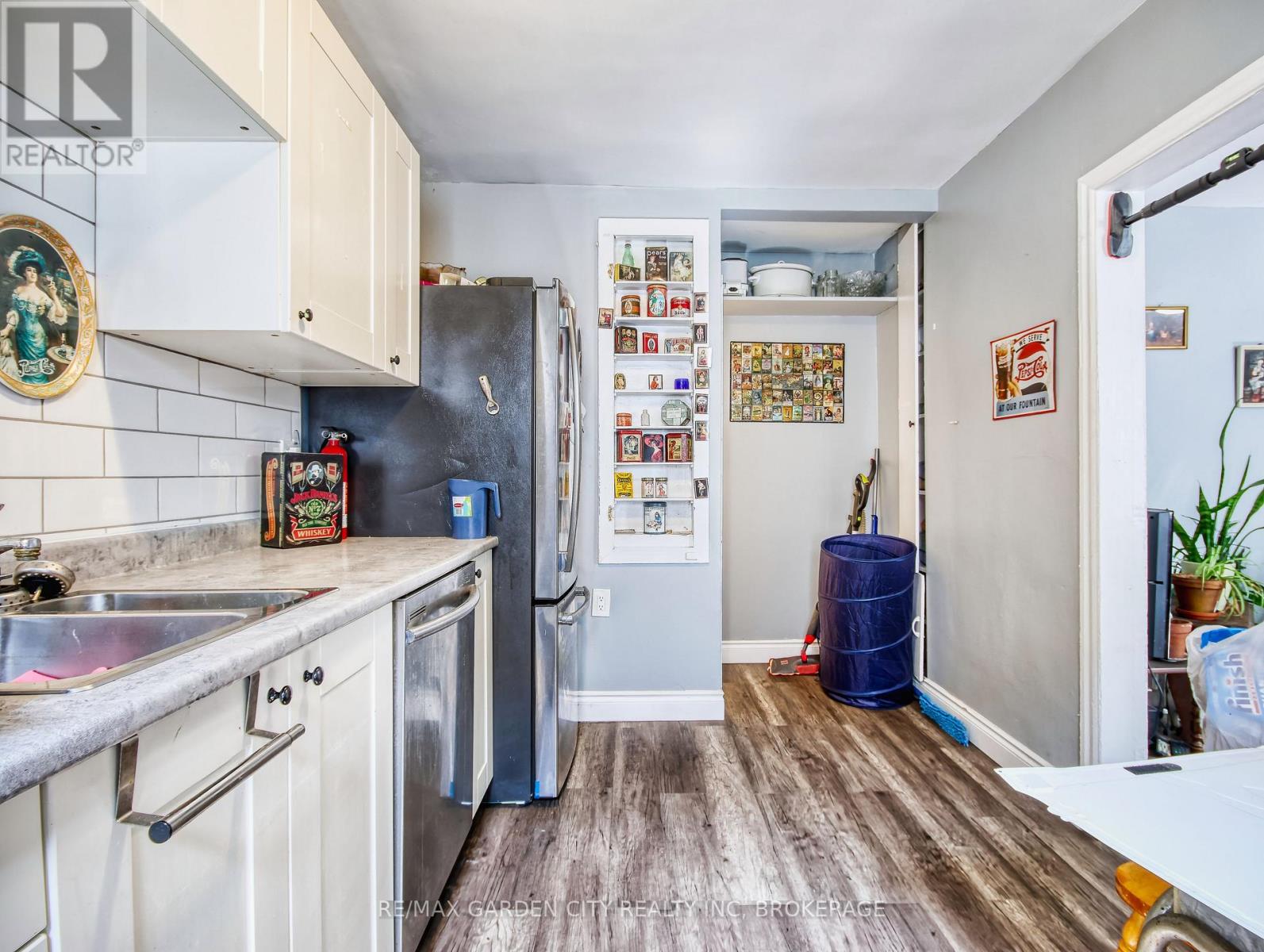 144 Welland Avenue, St. Catharines, Ontario  L2R 2N6 - Photo 4 - X12539760