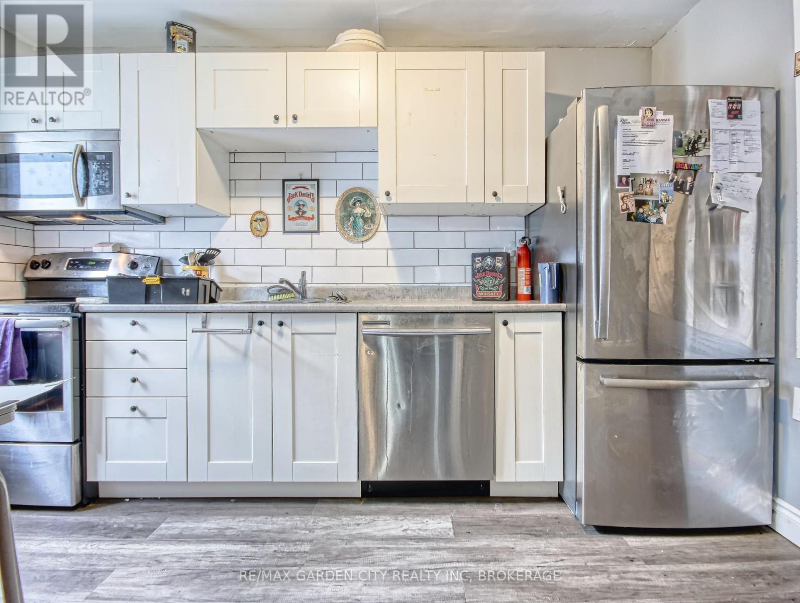 144 Welland Avenue, St. Catharines, Ontario  L2R 2N6 - Photo 5 - X12539760