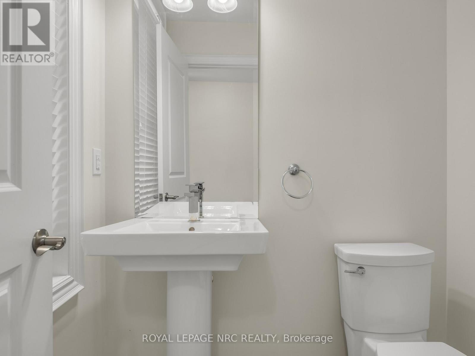 34 Windsor Circle, Niagara-On-The-Lake, Ontario  L0S 1J0 - Photo 2 - X12540264