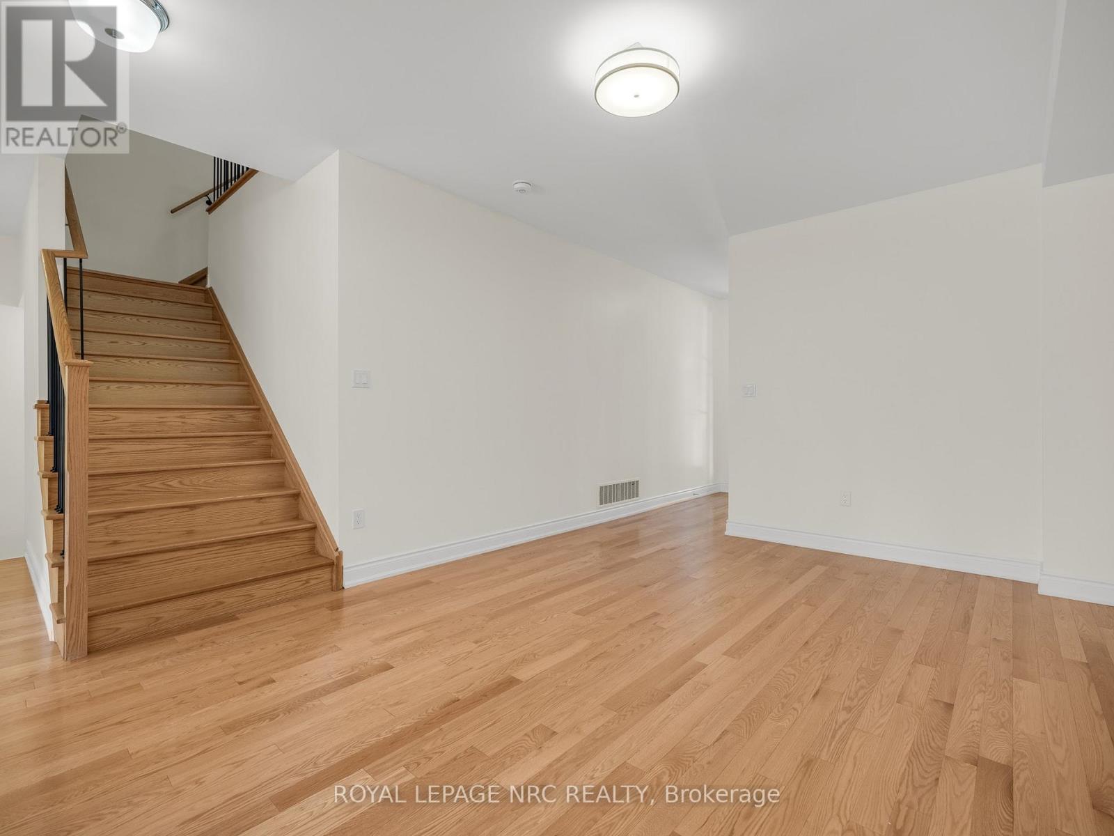 34 Windsor Circle, Niagara-On-The-Lake, Ontario  L0S 1J0 - Photo 4 - X12540264