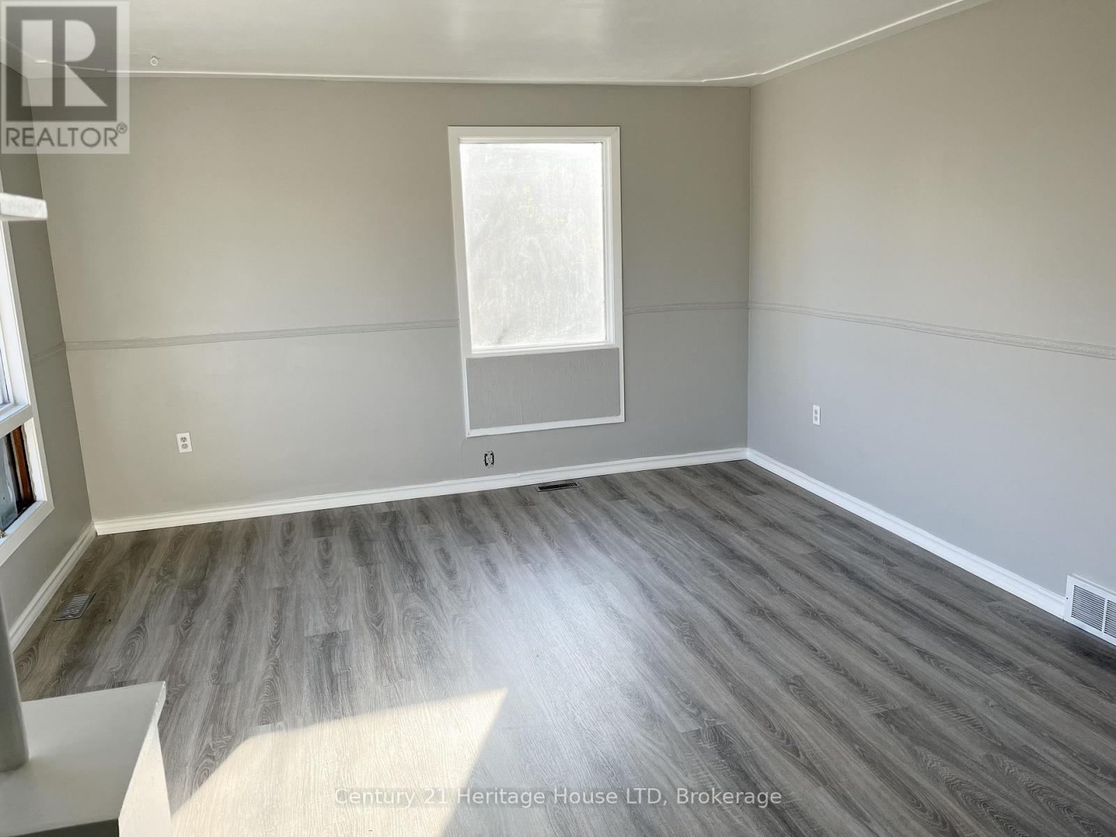 9 Mckay Street, St. Catharines, Ontario  L2S 1E8 - Photo 10 - X12541704