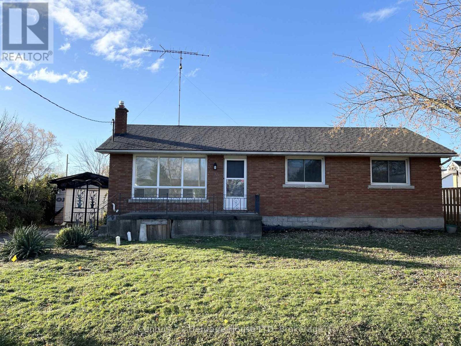 9 Mckay Street, St. Catharines, Ontario  L2S 1E8 - Photo 2 - X12541704