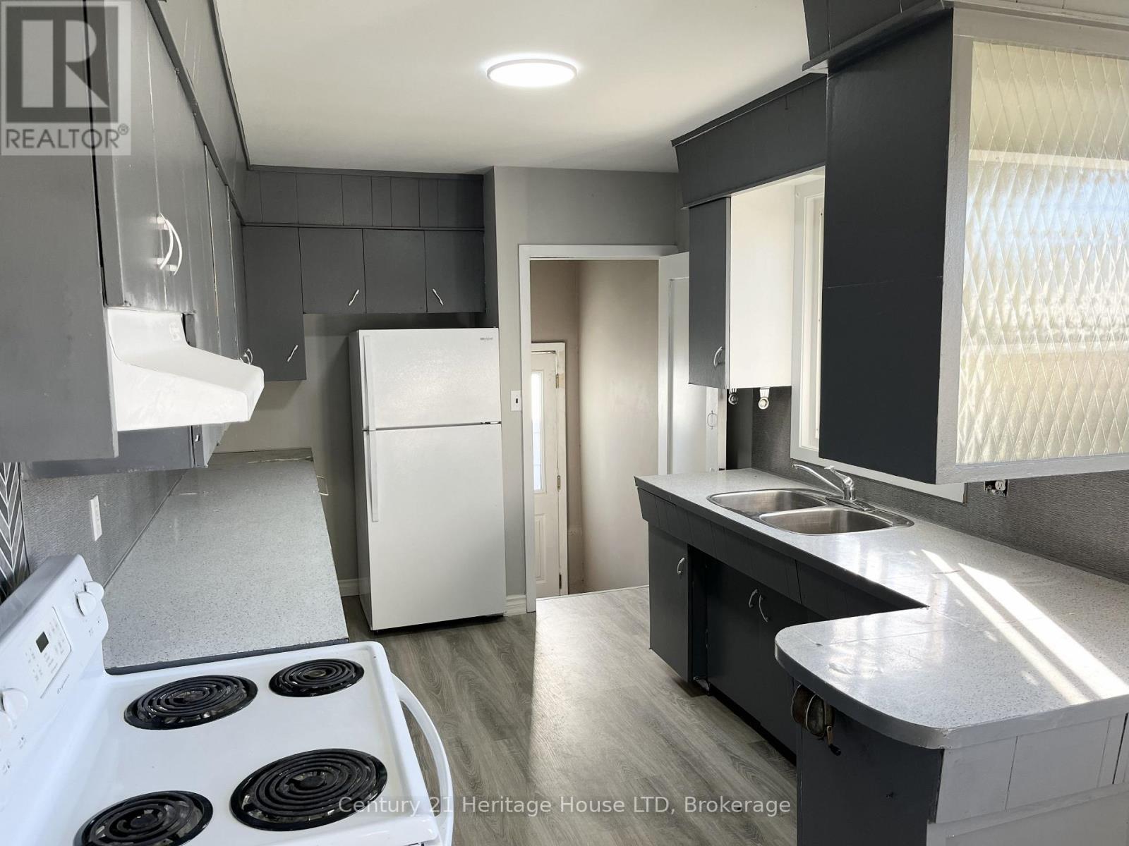 9 Mckay Street, St. Catharines, Ontario  L2S 1E8 - Photo 3 - X12541704