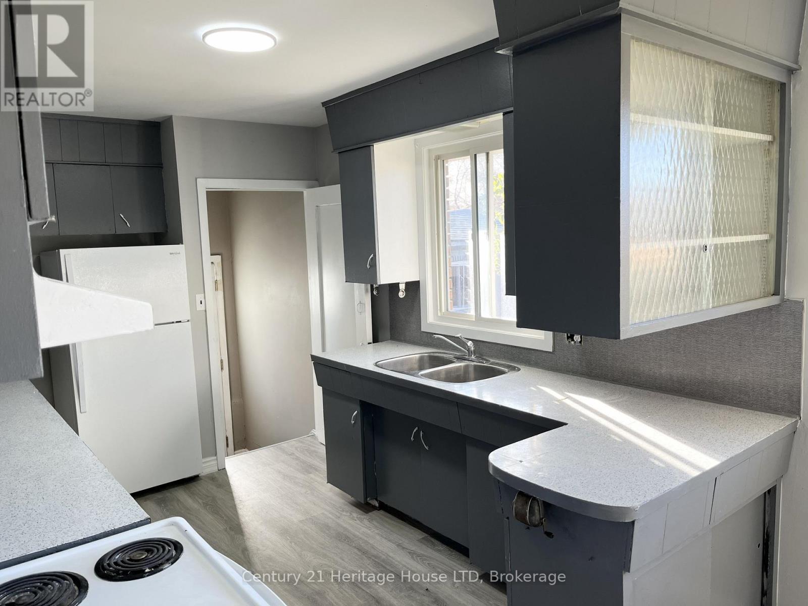 9 Mckay Street, St. Catharines, Ontario  L2S 1E8 - Photo 4 - X12541704