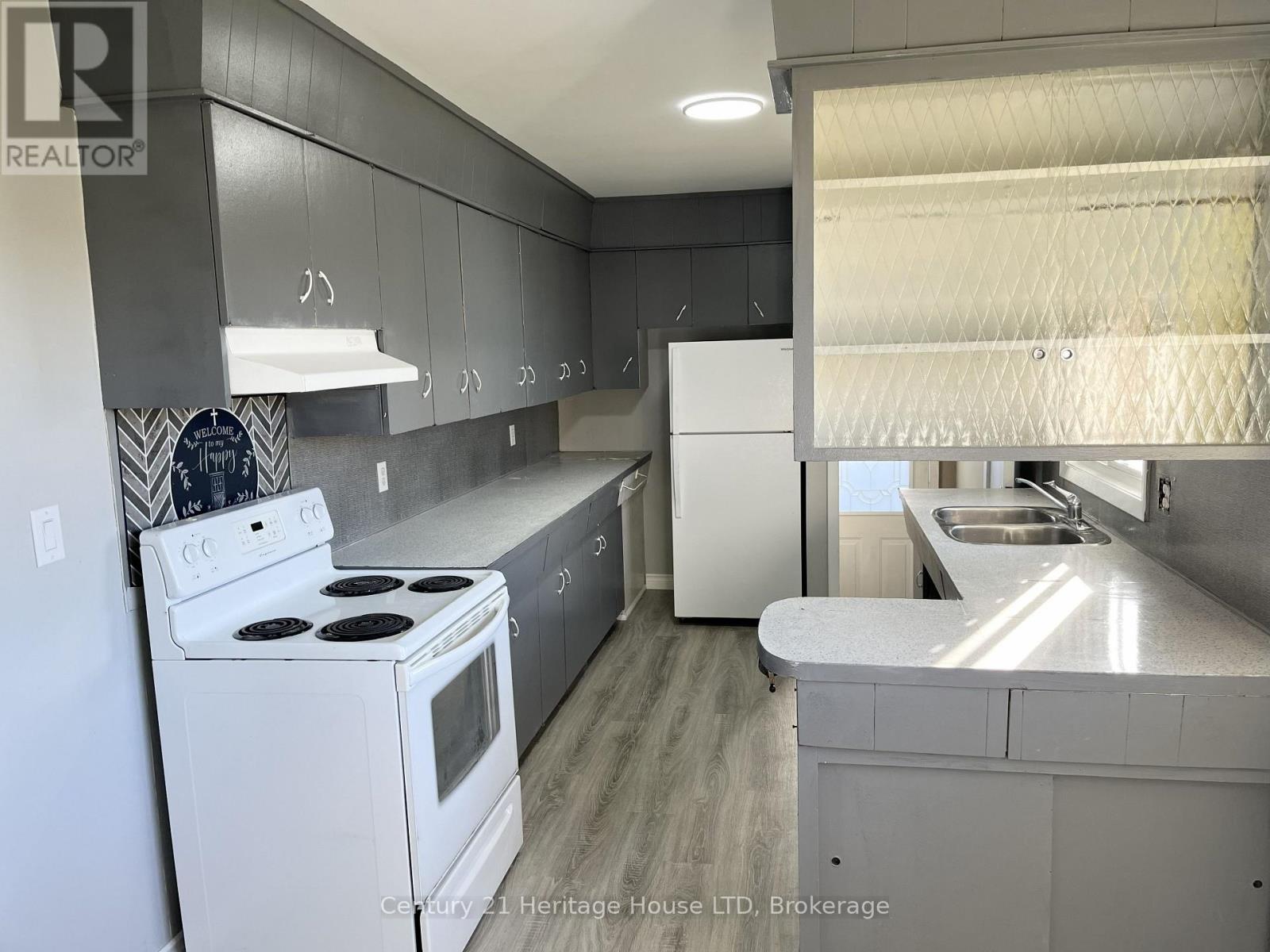 9 Mckay Street, St. Catharines, Ontario  L2S 1E8 - Photo 5 - X12541704