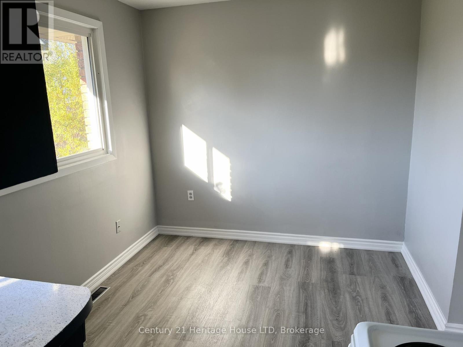 9 Mckay Street, St. Catharines, Ontario  L2S 1E8 - Photo 7 - X12541704