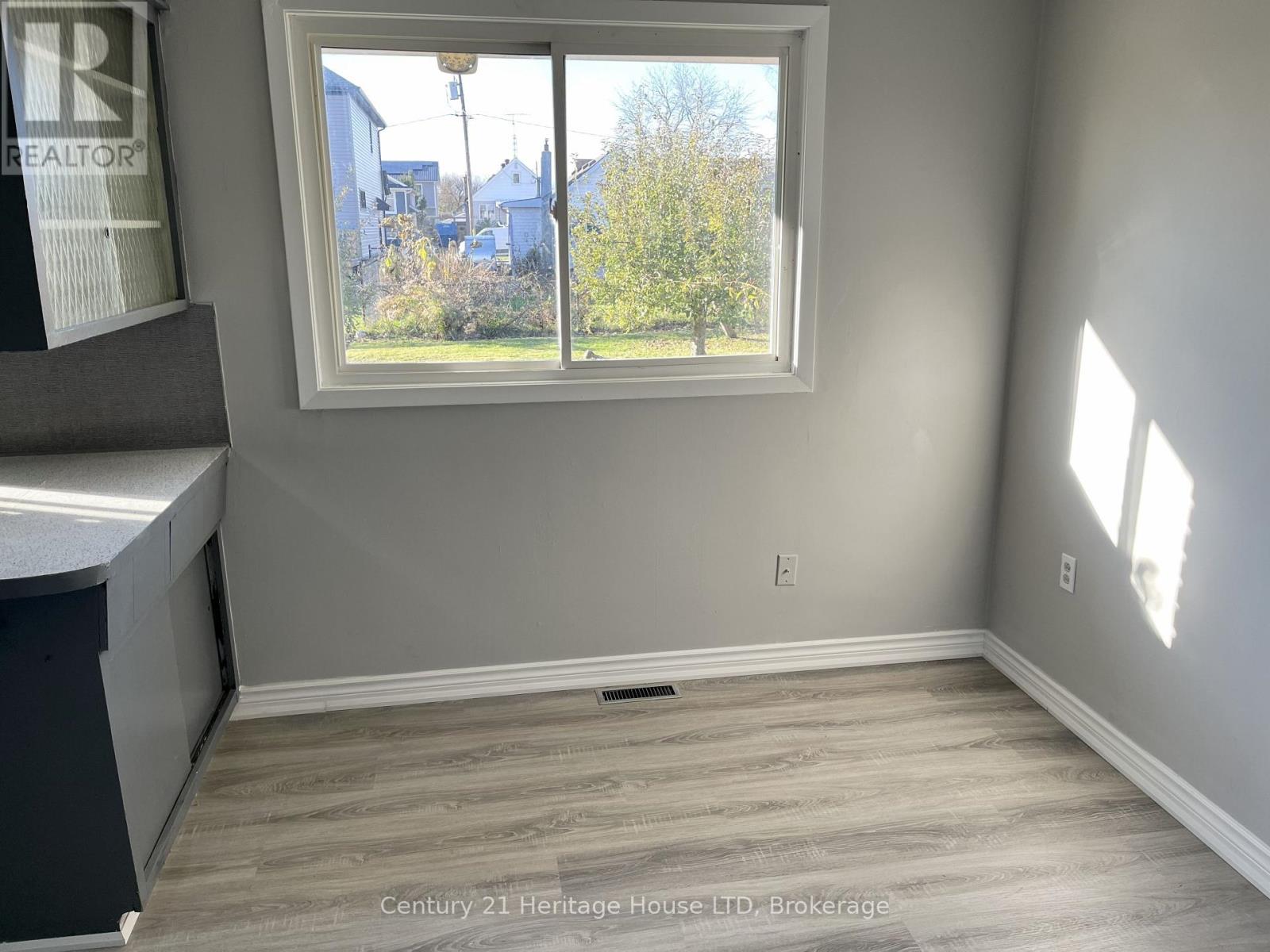 9 Mckay Street, St. Catharines, Ontario  L2S 1E8 - Photo 8 - X12541704