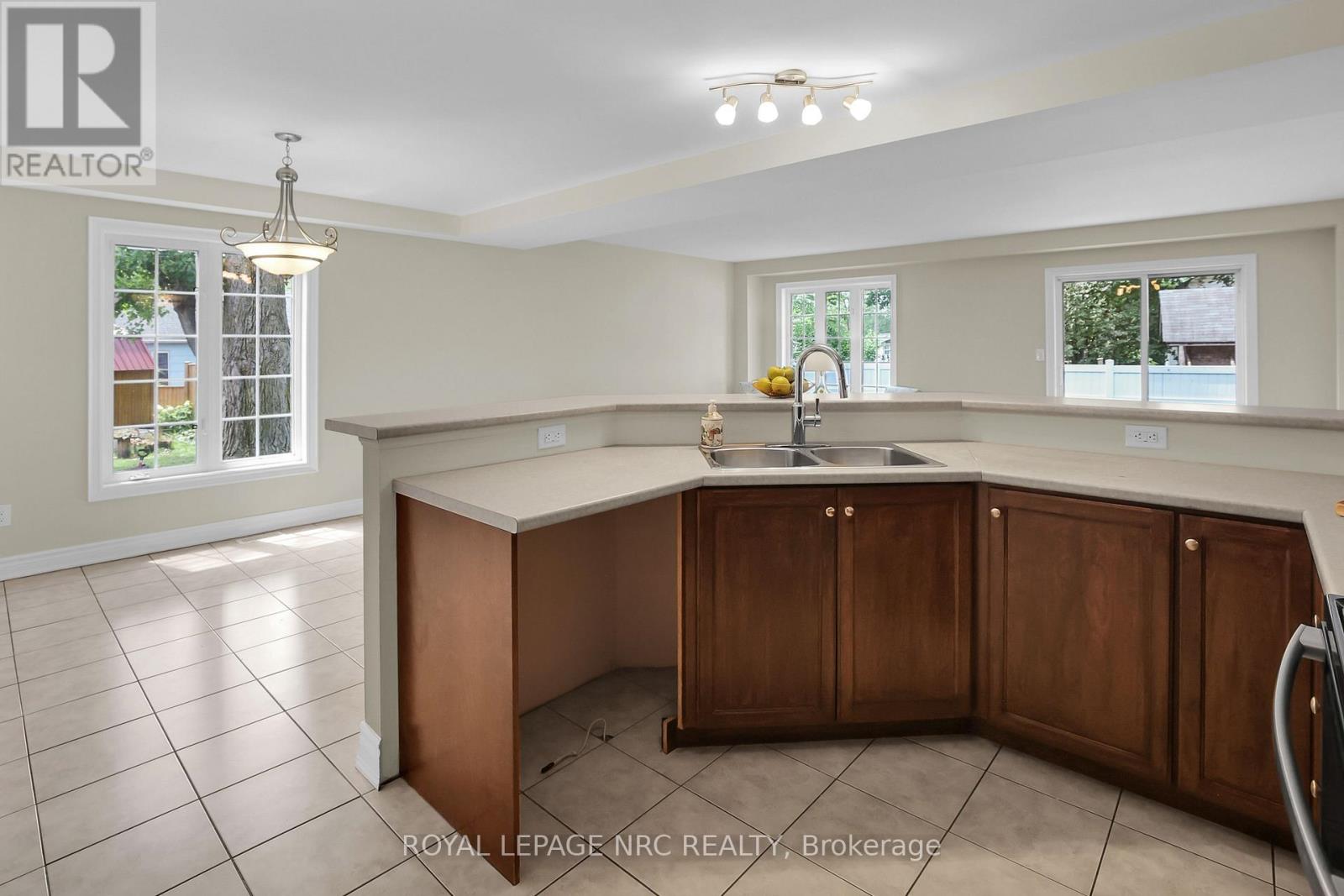 56 Queens Circle, Fort Erie, Ontario  L0S 1B0 - Photo 14 - X12544054