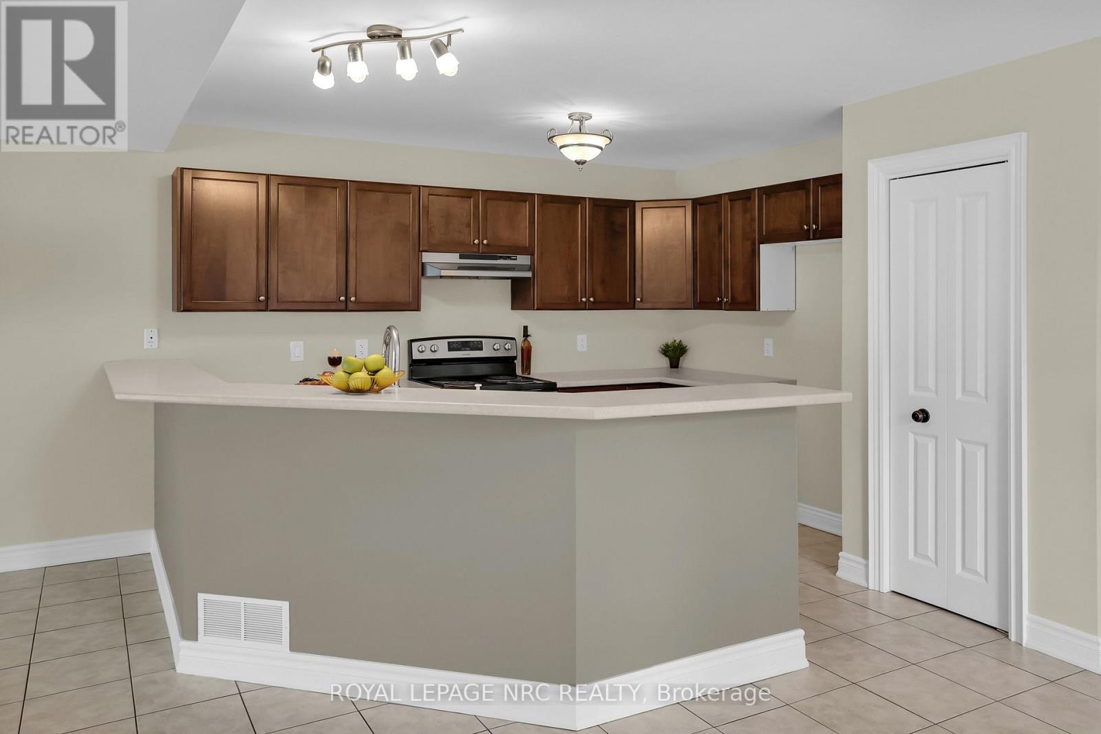 56 Queens Circle, Fort Erie, Ontario  L0S 1B0 - Photo 16 - X12544054