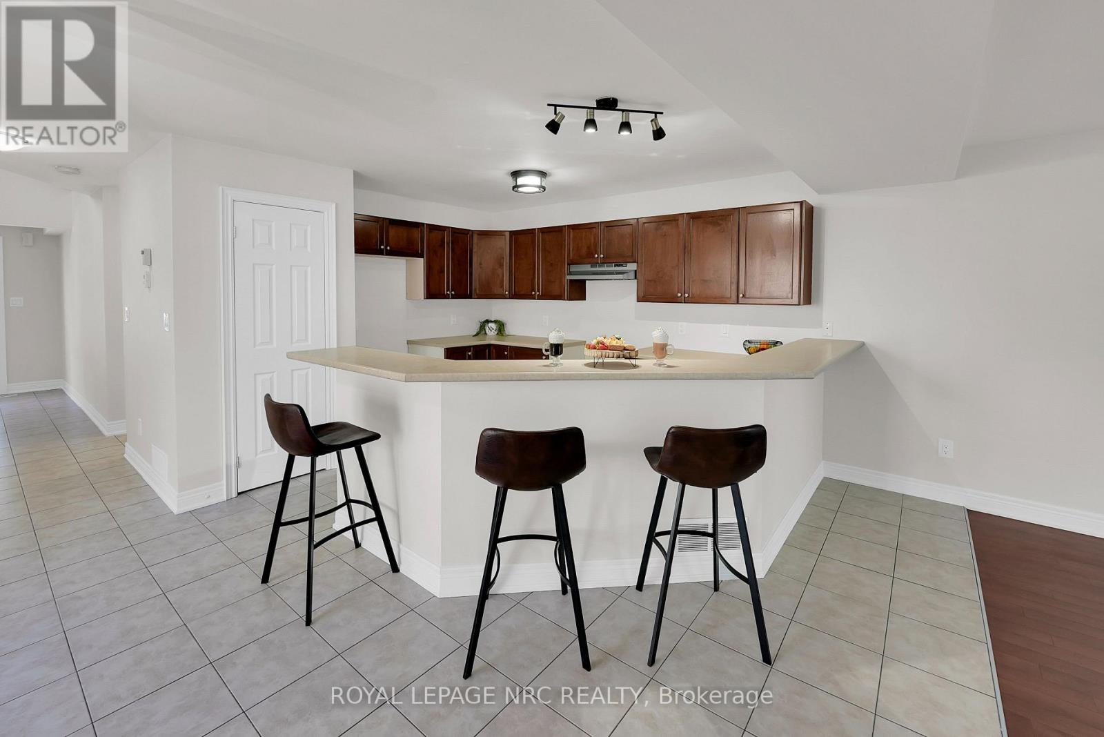 58 Queens Circle, Fort Erie, Ontario  L0S 1B0 - Photo 13 - X12544064