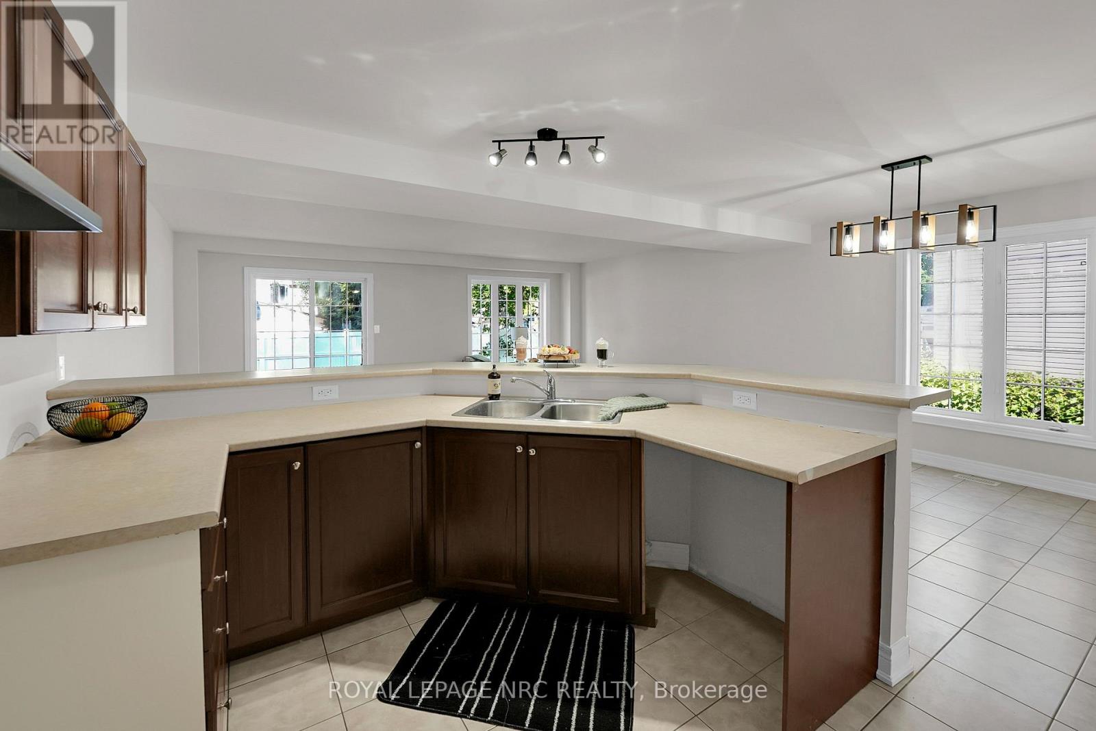 58 Queens Circle, Fort Erie, Ontario  L0S 1B0 - Photo 15 - X12544064