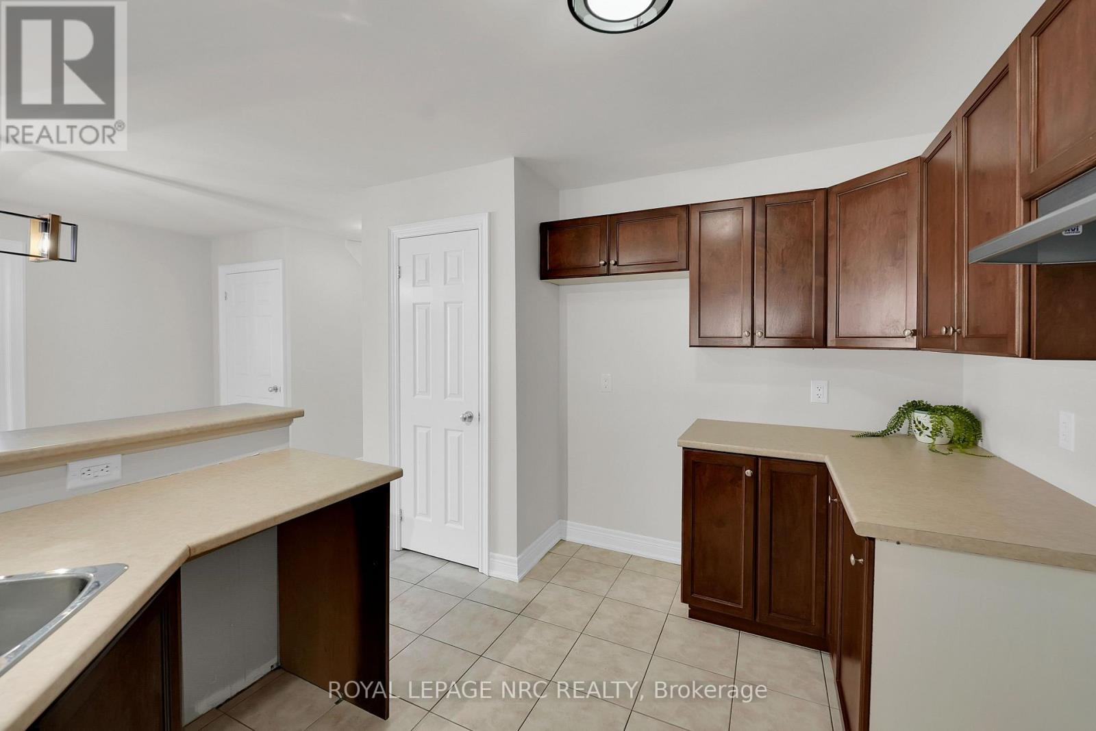 58 Queens Circle, Fort Erie, Ontario  L0S 1B0 - Photo 17 - X12544064