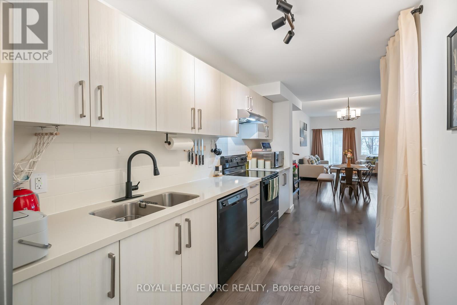 305 Chaffey Street, Welland, Ontario  L3B 0K5 - Photo 4 - X12544810