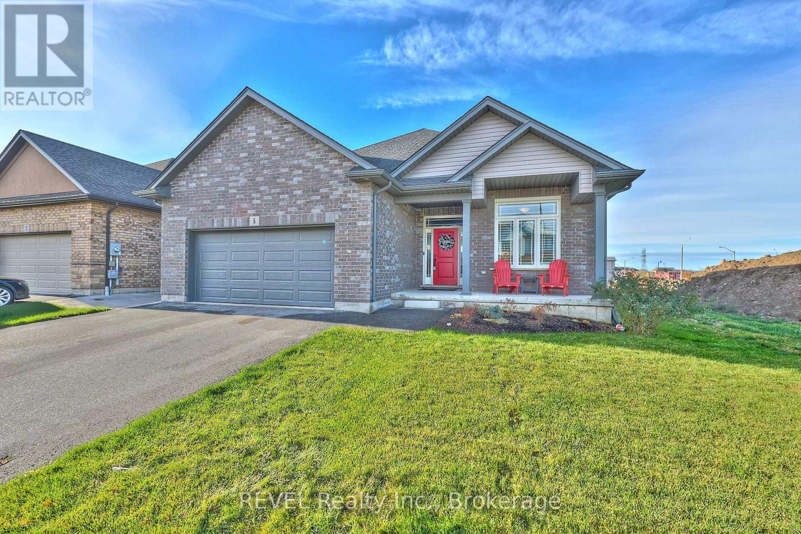 5 Cinnamon Street, Thorold, Ontario  L2V 0H5 - Photo 2 - X12544850