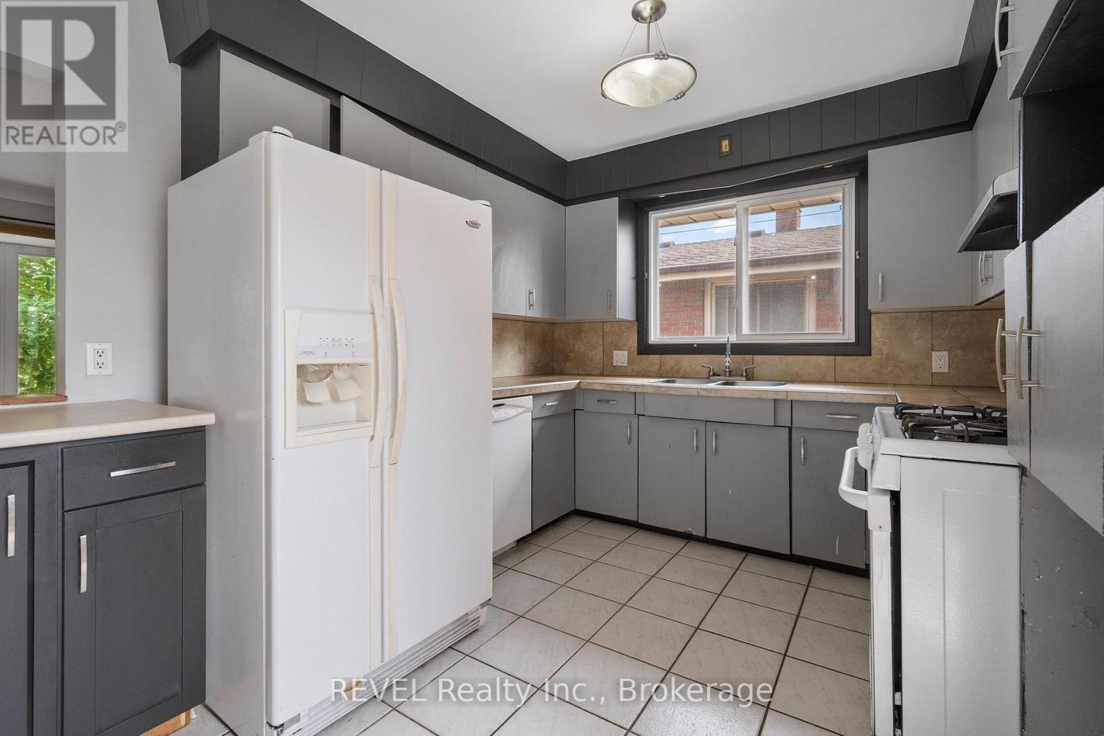 167 Wellington Street, Welland, Ontario  L3B 3N2 - Photo 12 - X12552828